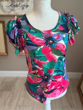 Like New! Seven Forty Two Floral Ruffle Short Sleeve Top